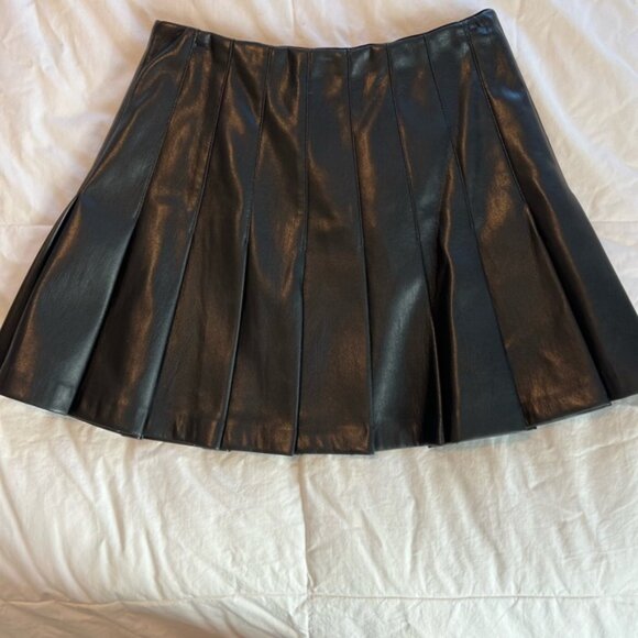 Alice + Olivia Carter Pleated Vegan Leather Mini Skirt  Black  0 - Picture 5 of 6
